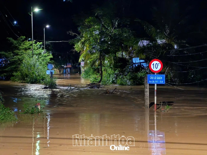 Cầu Lò Gạch trên Tỉnh lộ 9 đoạn xã Khánh Sơn bị ngập sâu, gây chia cắt
