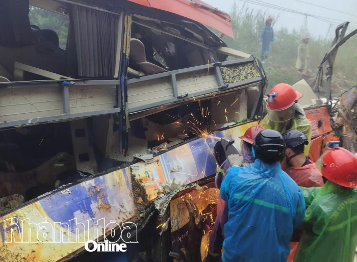 2 nạn nhân cuối cùng đã được đưa ra khỏi hiện trường xe khách bị nạn trên đèo Khánh Lê