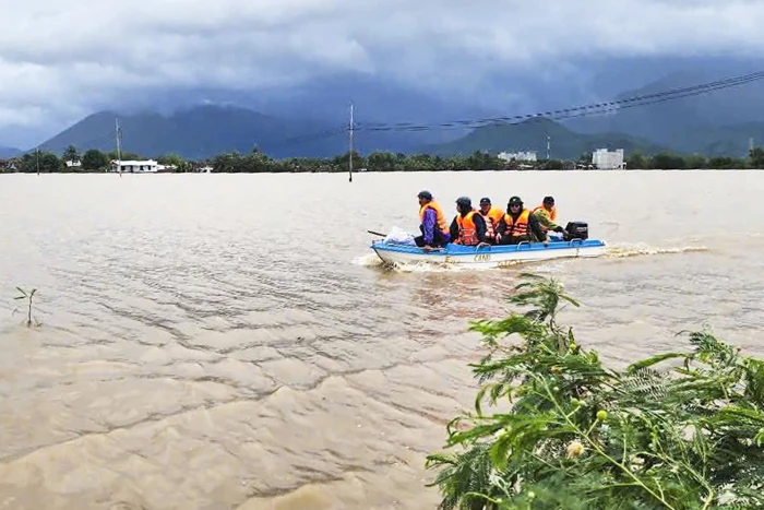 Cán bộ, chiến sĩ lực lượng vũ trang tỉnh: Căng mình giúp dân trong mưa lũ