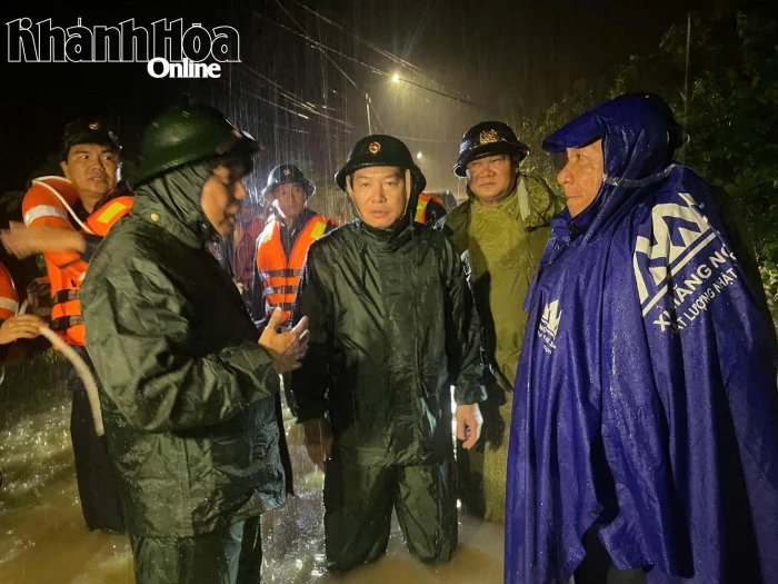 Phó Bí thư Thường trực Tỉnh ủy Hồ Xuân Trường kiểm tra tình hình ngập lụt tại phường Ninh Hòa