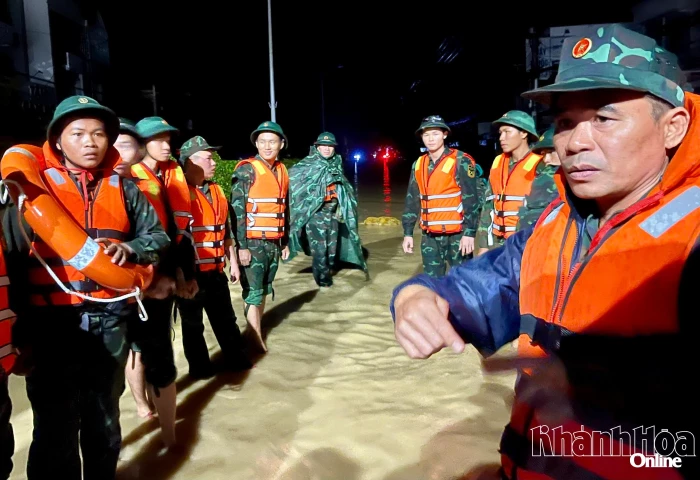 Lữ đoàn Đặc công 5 hỗ trợ ứng cứu người dân khu vực Tây Nha Trang