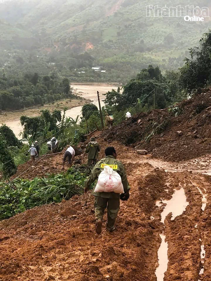 Xã Tây Khánh Sơn nỗ lực tiếp tế nhu yếu phẩm cho 60 hộ dân thôn Tà Giang 2, Ko Róa đang bị cô lập