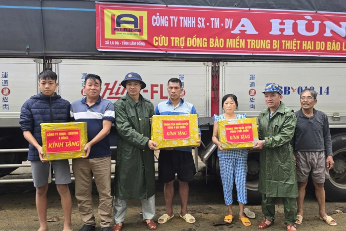 Trung tâm Huấn luyện Vùng 4 phối hợp với doanh nghiệp hỗ trợ Nhân dân vùng lũ Diên Điền