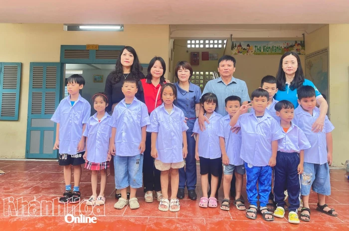 Báo và Phát thanh, Truyền hình Khánh Hòa cùng Hội Liên hiệp Phụ nữ tỉnh trao đồng phục và quà tại một số trường