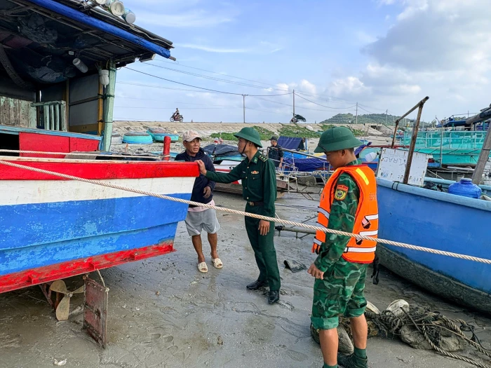 Chủ tịch UBND tỉnh Khánh Hòa yêu cầu đảm bảo an toàn tuyệt đối cho người dân trước cơn bão 15