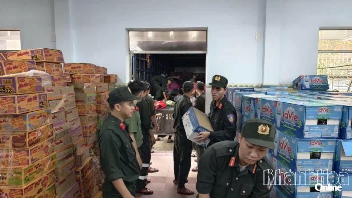 Công an tỉnh Khánh Hòa tiếp nhận hơn 10 tấn hàng cứu trợ từ Bộ Công an