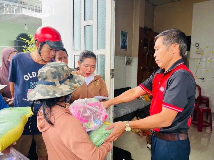 Báo và Phát thanh, Truyền hình Khánh Hòa trao quà cho người dân thôn Phú Ân Nam 4, xã Diên Khánh