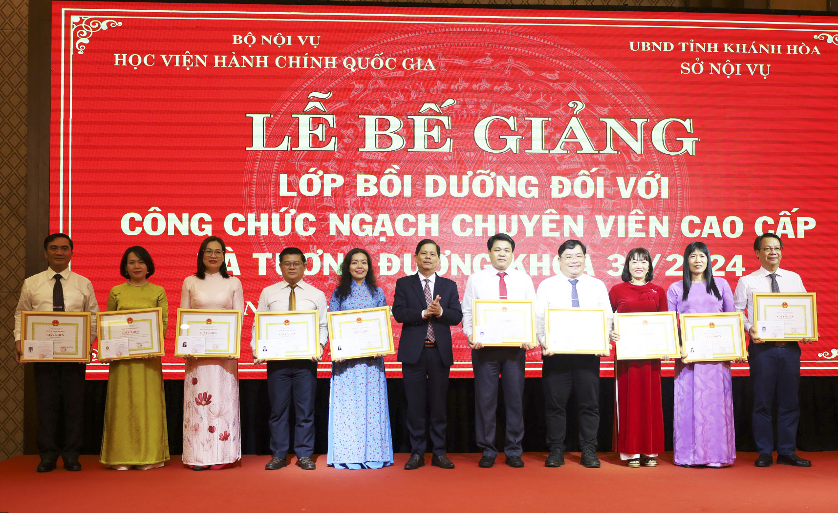 Bế giảng lớp bồi dưỡng công chức ngạch chuyên viên cao cấp