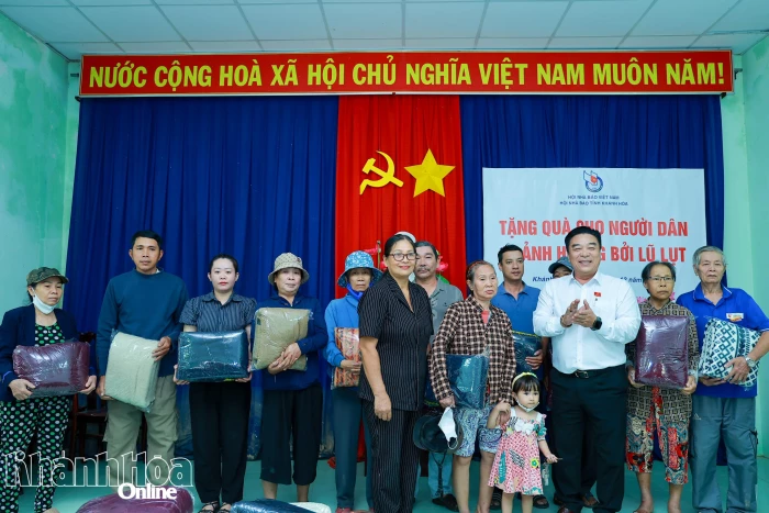 Hội Nhà báo tỉnh Khánh Hòa trao 200 suất quà cho người dân bị ảnh hưởng bởi lũ lụt