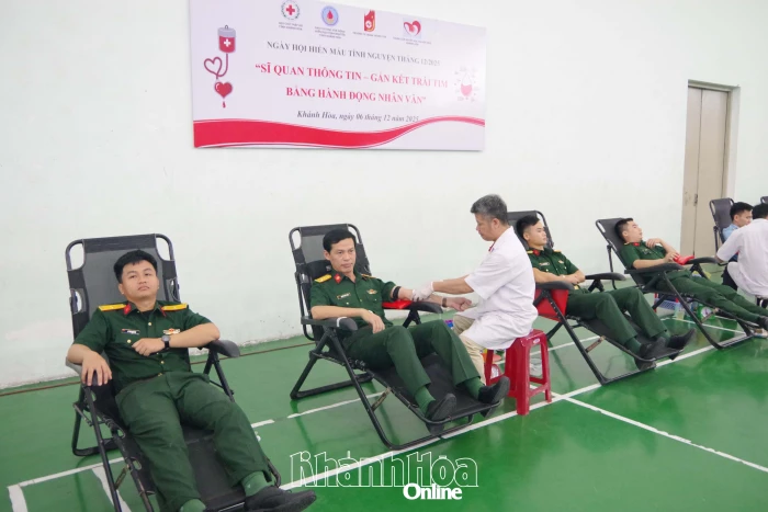 Hơn 550 cán bộ, học viên Trường Sĩ quan Thông tin hiến máu tình nguyện