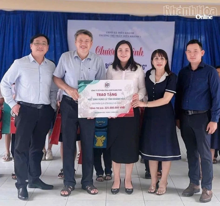 Trao tặng 1.000 cuốn sách, 500 ba lô cho học sinh bị ảnh hưởng mưa lũ