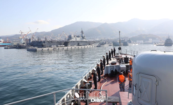 Tàu 015 - Trần Hưng Đạo cập cảng Kure, thăm xã giao Nhật Bản