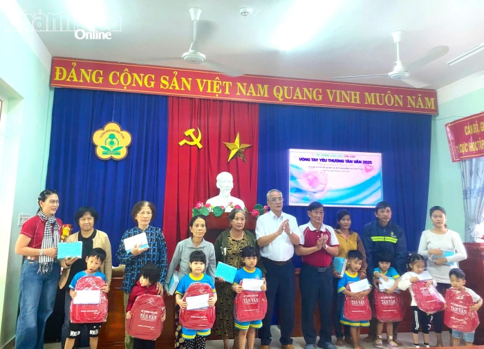 Trao 150 suất quà cho học sinh bị ảnh hưởng bởi mưa lũ tại Khánh Hòa