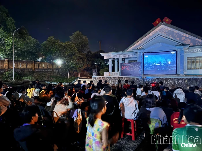 Hơn 400 người dân khu vực Khánh Vĩnh được xem phim “Mưa đỏ” miễn phí