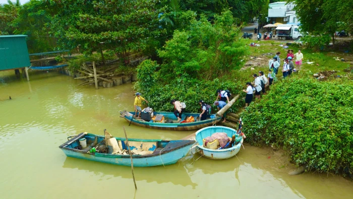 Phóng sự ảnh: Gian nan đi đò đến lớp