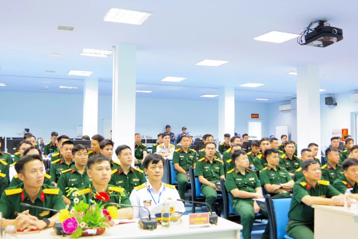 Trường Sĩ quan Lục quân 2 tham quan, nghiên cứu học tập tại Học viện Hải quân