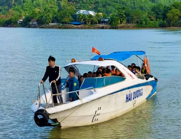 Phường Tây Nha Trang hỗ trợ thuê ca nô và lực lượng đưa đón học sinh qua Sông Cái
