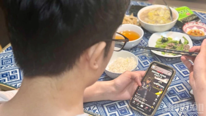 Vừa ăn vừa xem điện thoại: Thói quen “nhìn thì vô hại” nhưng là “thủ phạm” khiến tăng cân, béo phì