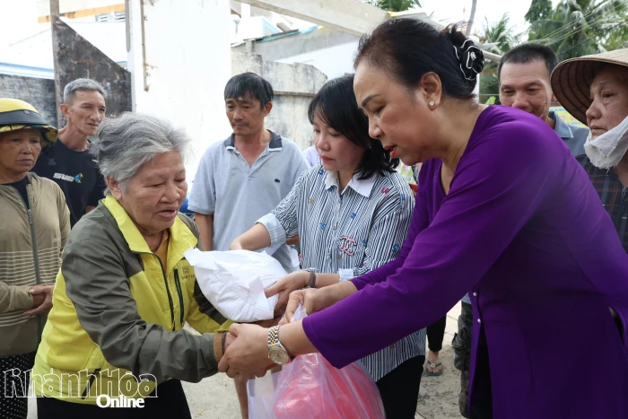 Báo và Phát thanh, Truyền hình Khánh Hòa cùng các doanh nghiệp trao 150 phần quà cho người có hoàn cảnh khó khăn tại phường Tây Nha Trang