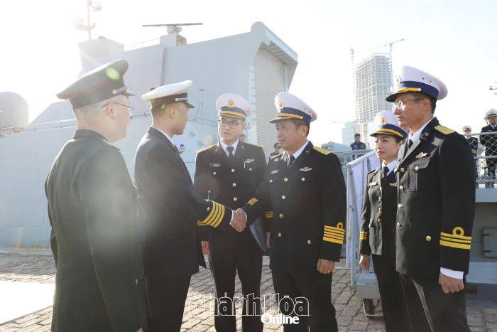 Tàu 015 - Trần Hưng Đạo thăm, giao lưu với Hải quân Trung Quốc