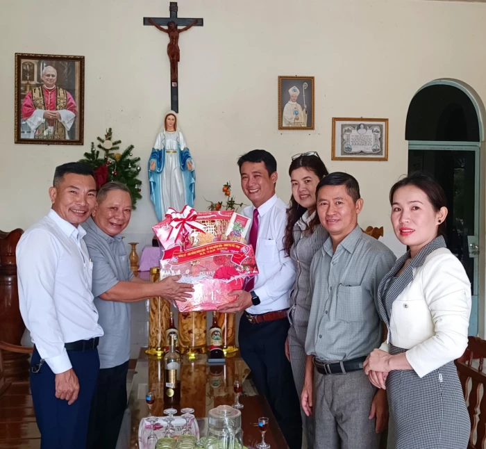 Xã Vạn Ninh đi thăm, chúc mừng các cơ sở tôn giáo