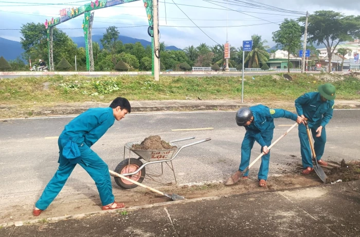 Xã Vạn Ninh: Hơn 200 người tham gia vệ sinh môi trường