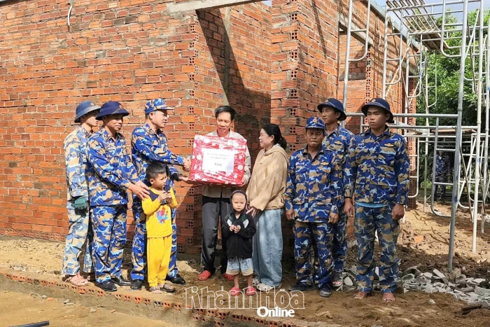 Lữ đoàn 101 tặng quà cho 2 gia đình được hỗ trợ xây nhà trong "Chiến dịch Quang Trung"