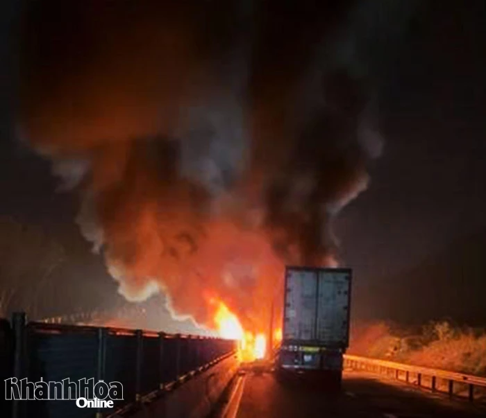 Tai nạn liên hoàn trên cao tốc Vân Phong - Nha Trang, 3 xe ô tô bốc cháy