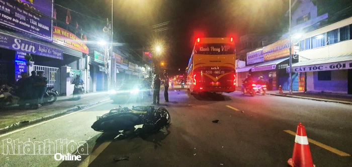 Va chạm với xe khách, nam thanh niên nhập viện cấp cứu
