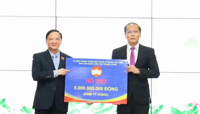 Phó Chủ tịch Quốc hội Nguyễn Khắc Định thăm hỏi và trao 5 tỷ đồng hỗ trợ Khánh Hòa khắc phục hậu quả mưa lũ