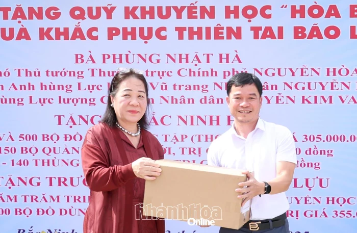 Phu nhân Phó Thủ tướng Thường trực Chính phủ Nguyễn Hòa Bình thăm, trao quà hỗ trợ khắc phục hậu quả mưa lũ tại xã Bắc Ninh Hòa