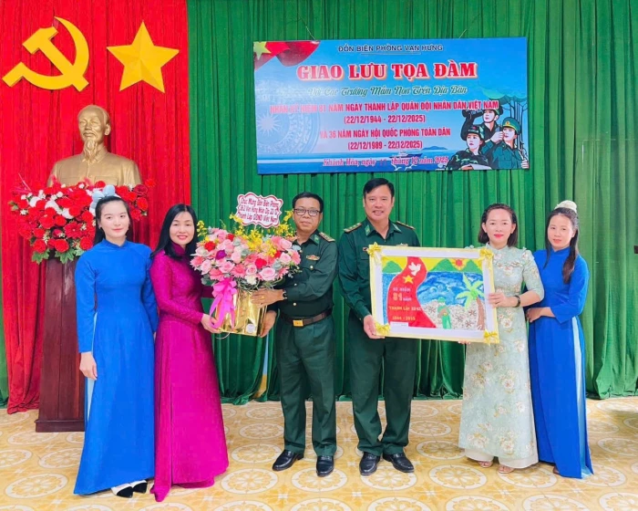 Trường Mầm non Vạn Lương tổ chức cho trẻ tham quan Đồn Biên phòng Vạn Hưng