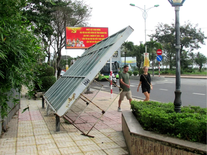 Bảng thông tin quảng cáo nghiêng ngả, người dân bất an