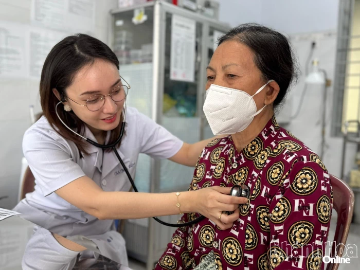 Bệnh viện Đa khoa Khánh Hòa khám bệnh, phát thuốc miễn phí cho người dân vùng lũ