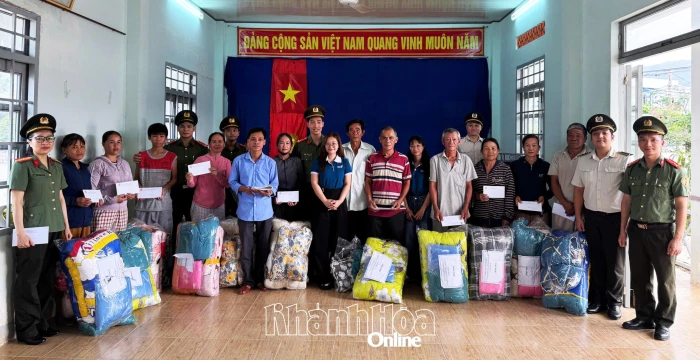 Công an cửa khẩu Cảng Hàng không quốc tế Cam Ranh trao quà cho người dân vùng lũ