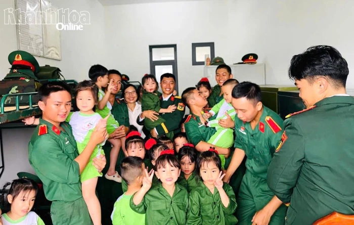 Trường Mầm non xã Tây Ninh Hòa và Ninh Sim tham quan, trải nghiệm thực tế tại Trường Sĩ quan Thông tin