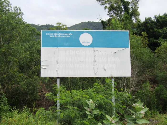 Cần làm mới pa nô tuyên truyền bảo vệ rừng