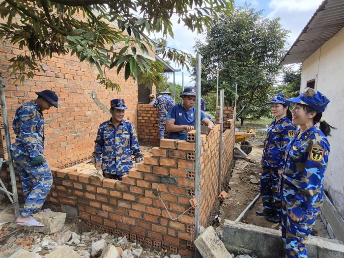 Thăm, động viên tổ công tác Vùng 4 Hải quân thực hiện "Chiến dịch Quang Trung" tại xã Tây Khánh Sơn