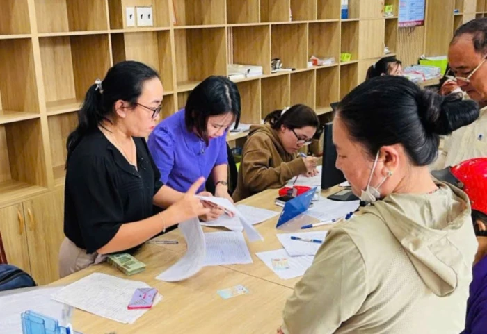 Phường Bắc Cam Ranh chi trả quà cho người có công và các đối tượng bảo trợ xã hội