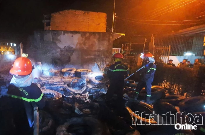 Dập tắt đám cháy tại bãi tập kết lốp xe ô tô cũ ở phường Bắc Nha Trang