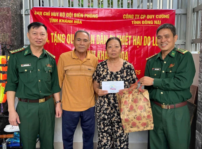 Bộ đội Biên phòng tỉnh Khánh Hòa thăm, hỗ trợ gia đình quân nhân bị thiệt hại do mưa lũ