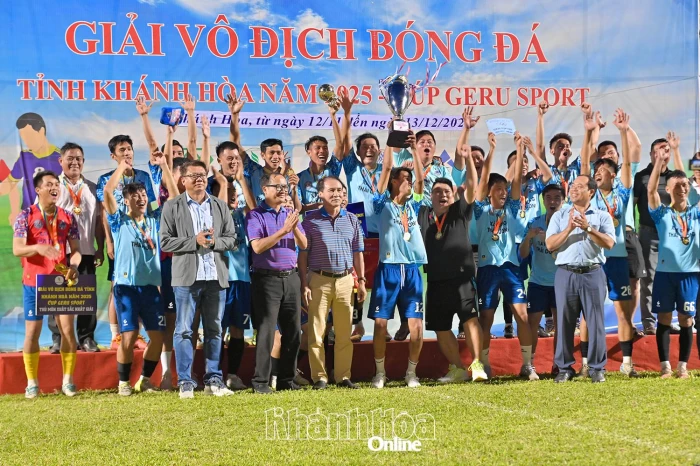 Đội bóng phường Nha Trang đoạt cúp vô địch Giải bóng đá tỉnh Khánh Hòa năm 2025