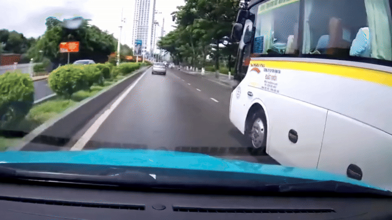 Lập biên bản xử lý tài xế xe 29 chỗ vượt ẩu trên đường Trần Phú (phường Nha Trang)