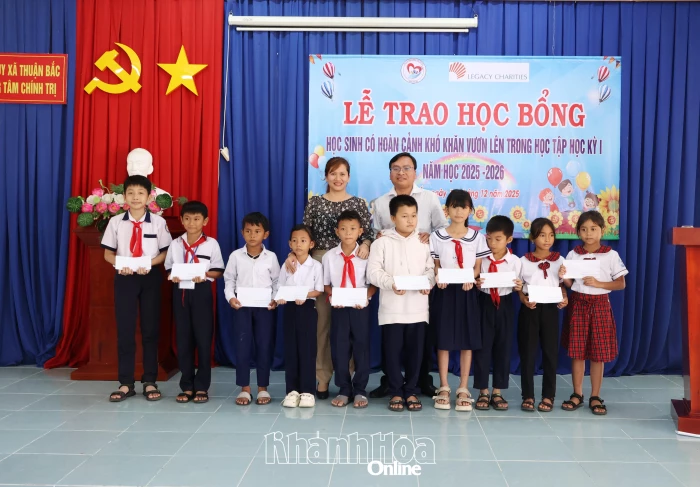 Trao 25 suất học bổng cho học sinh xã Thuận Bắc có hoàn cảnh khó khăn