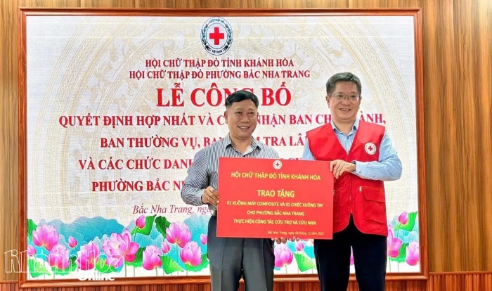 Hội Chữ thập đỏ tỉnh tặng 2 chiếc xuồng cho UBND phường Bắc Nha Trang