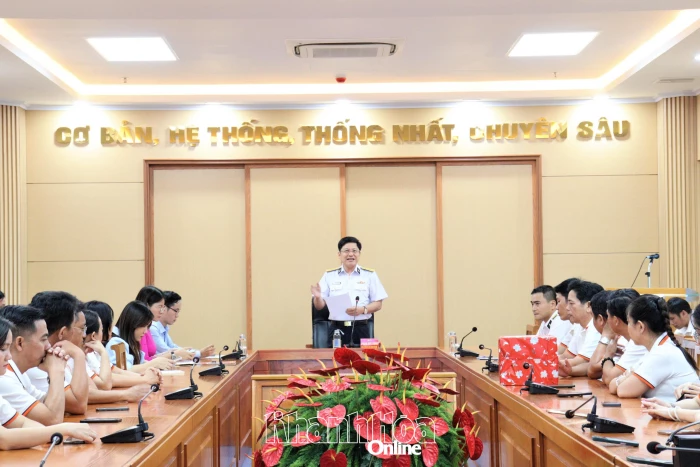 Học viện Hải quân tuyên truyền biển, đảo cho 75 cán bộ, giảng viên, học viên Trường Chính trị tỉnh