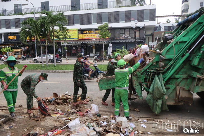 Đẩy nhanh việc thu gom, xử lý rác thải sau mưa lũ