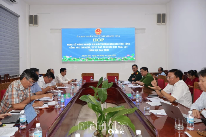 Khẩn trương thu gom, xử lý rác thải sau lũ