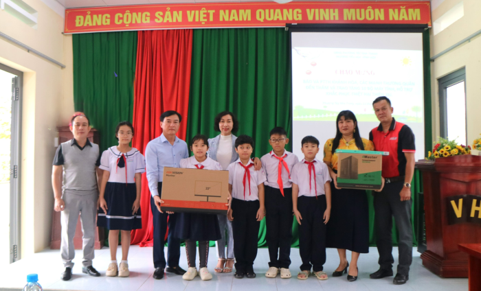 Báo và Phát thanh, Truyền hình Khánh Hòa tặng 30 máy tính cho các trường học bị ảnh hưởng do mưa lũ