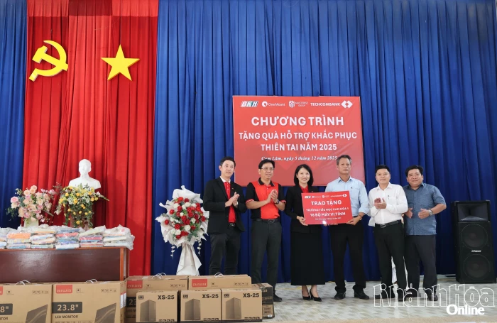 Báo và Phát thanh, Truyền hình Khánh Hòa, Techcombank và hệ sinh thái tặng 16 máy tính và 100 phần quà cho Trường Tiểu học Cam Hòa 1